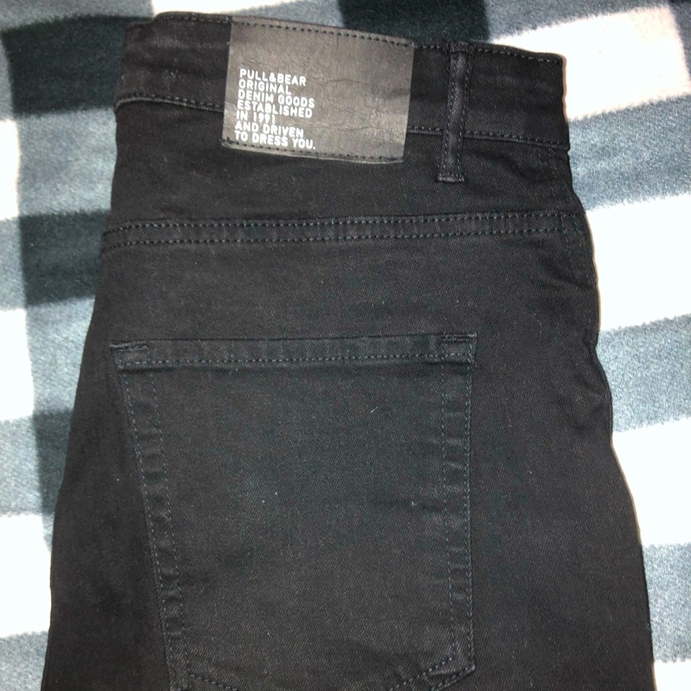 Basic slim comfort-fit black jeans.
